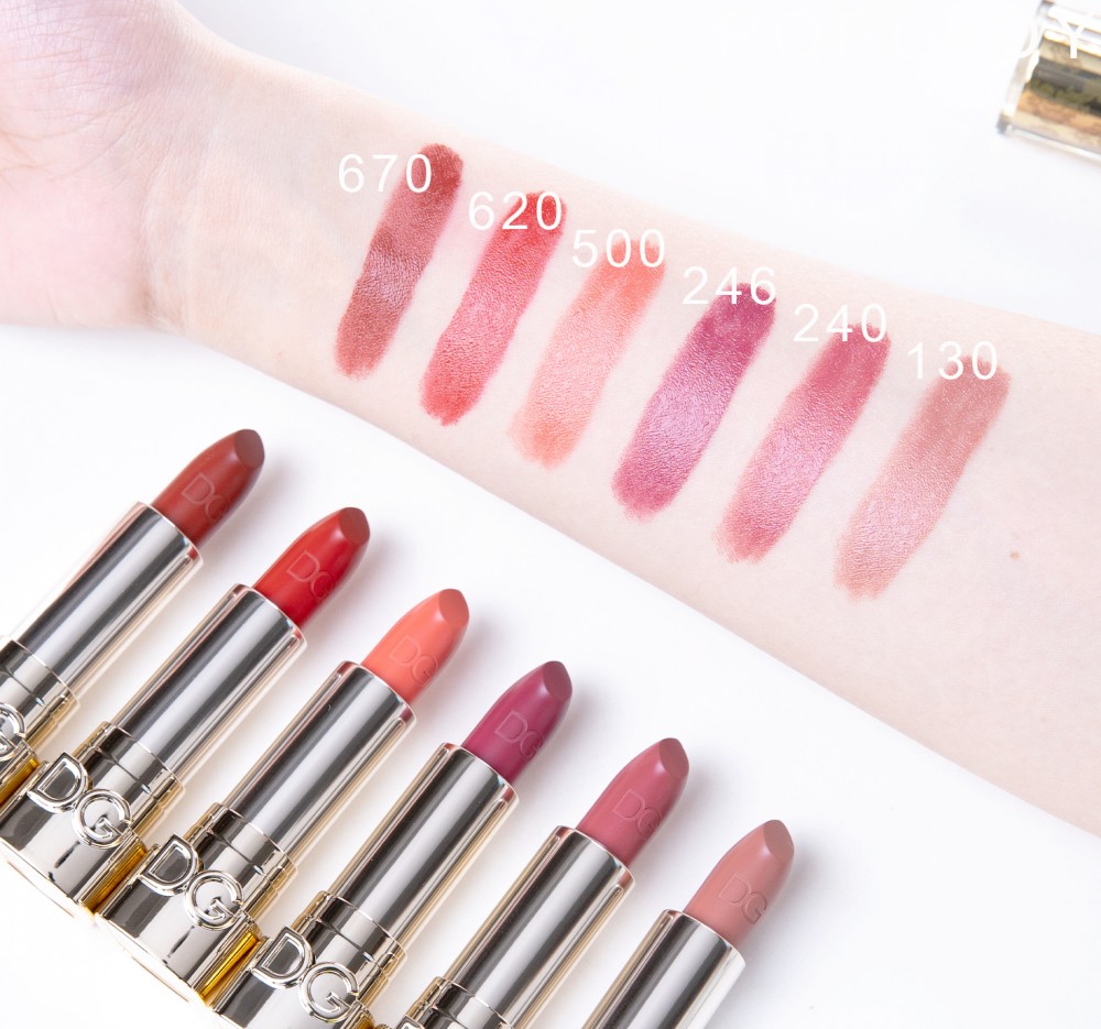 The Only One亮澤唇膏的粉體外覆矽層,可反射光線,輕輕一搽,賦予雙唇濃郁色彩和絲緞光澤