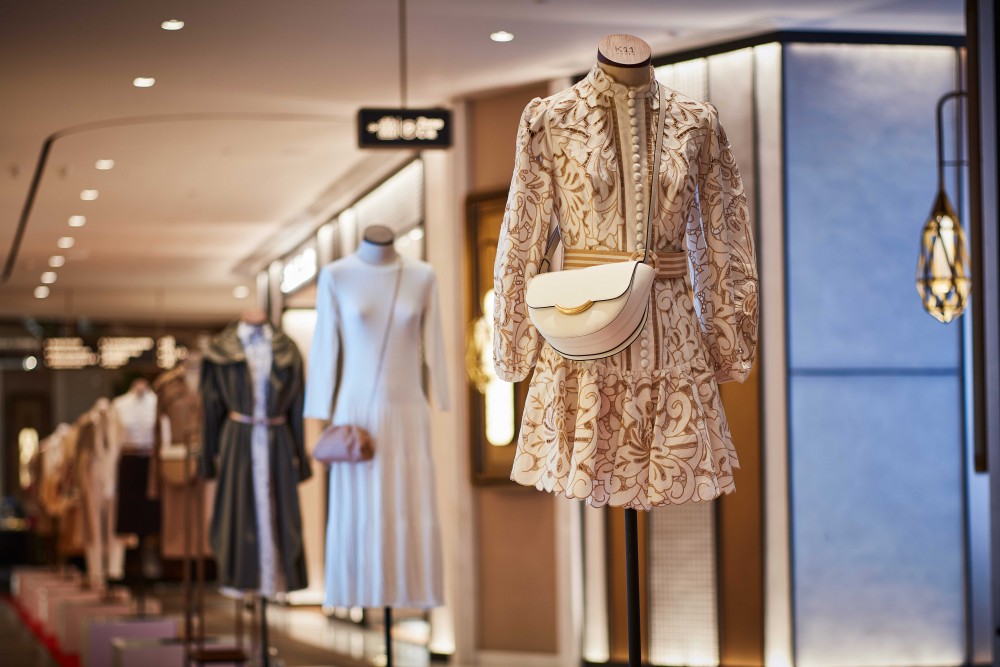 Antonia Giacinti親自打造春夏時尚造型！鄭志剛如何建立屬於年輕人的時尚帝國？