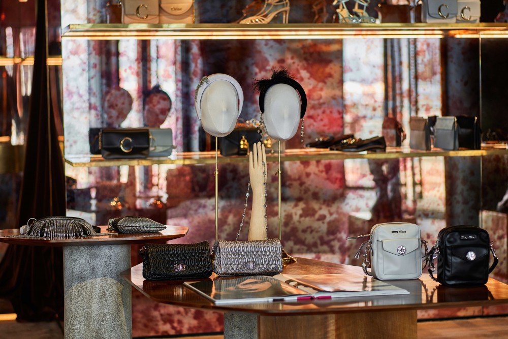 Antonia Giacinti親自打造春夏時尚造型！鄭志剛如何建立屬於年輕人的時尚帝國？