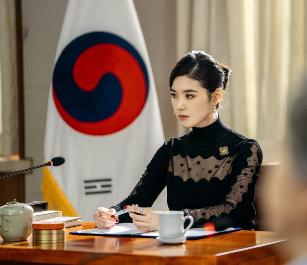 《The King:永遠的君主》百萬珠寶盡顯霸氣!鄭恩彩的年輕女性總理造型!