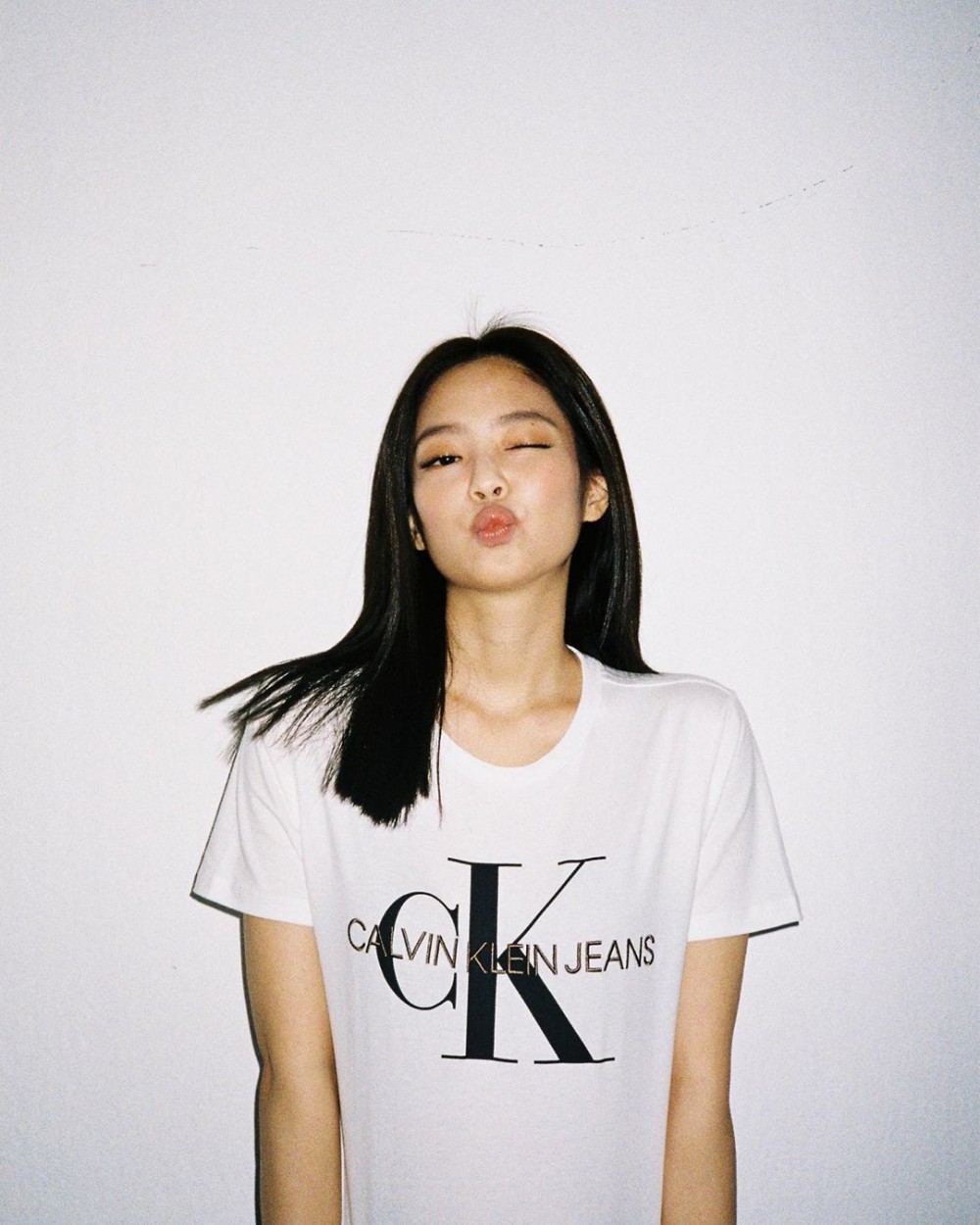 「人間香奈兒」Jennie的日常造型!輕鬆入手五款萬年不敗的經典T-Shirt!