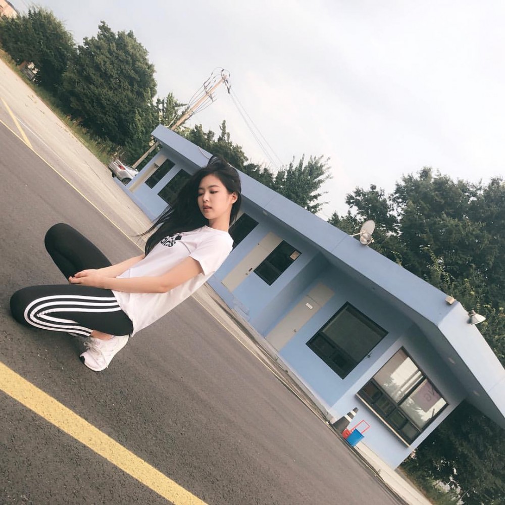 「人間香奈兒」Jennie的日常造型!輕鬆入手五款萬年不敗的經典T-Shirt!