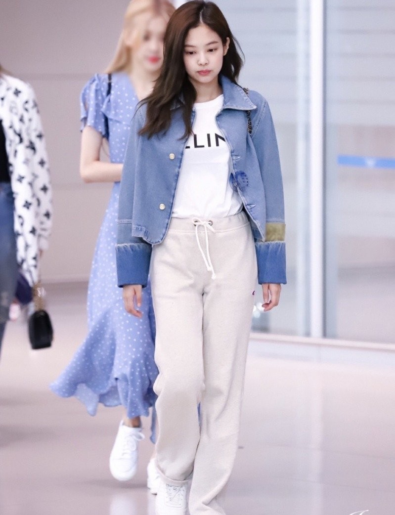 「人間香奈兒」Jennie的日常造型!輕鬆入手五款萬年不敗的經典T-Shirt!