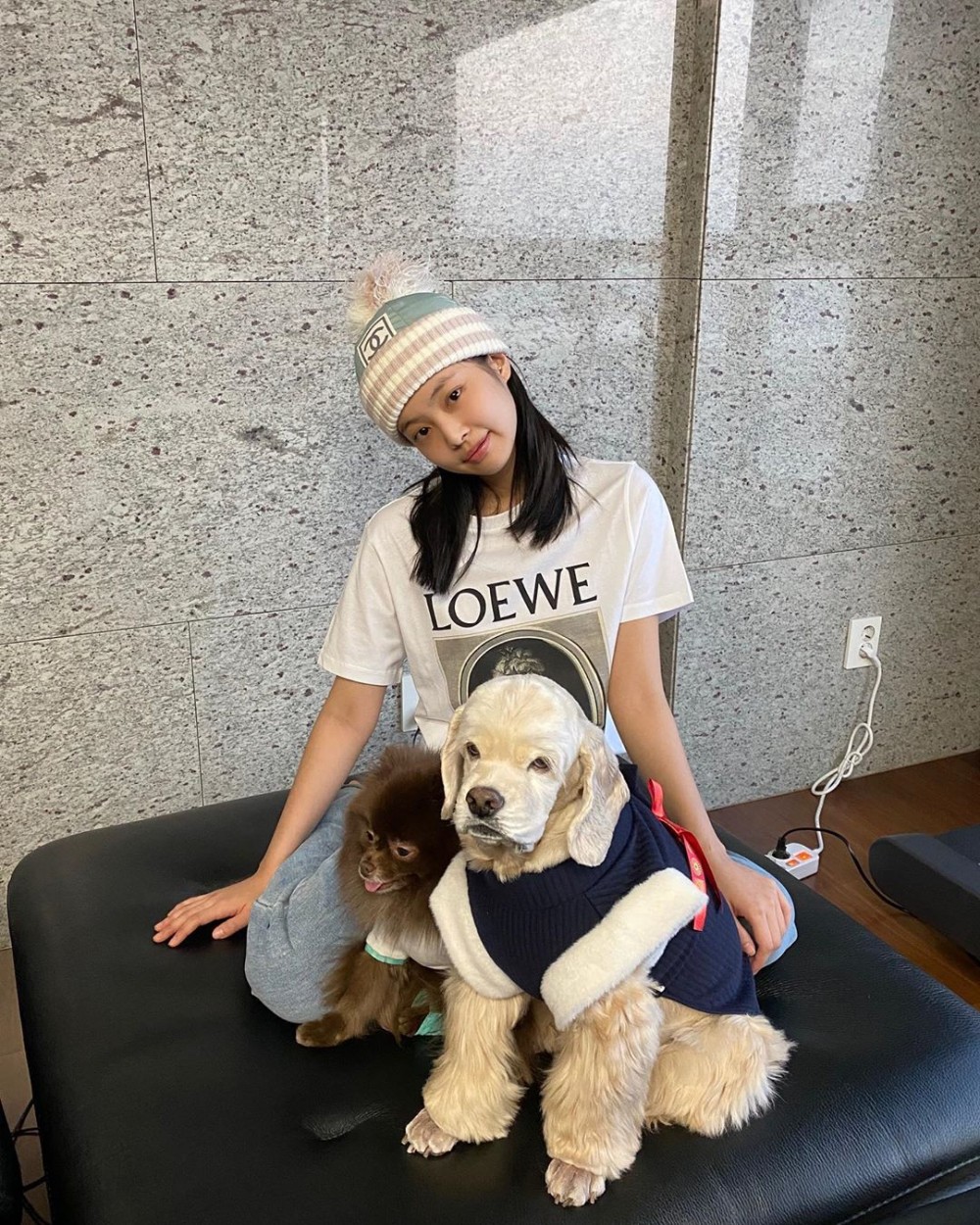「人間香奈兒」Jennie的日常造型!輕鬆入手五款萬年不敗的經典T-Shirt!