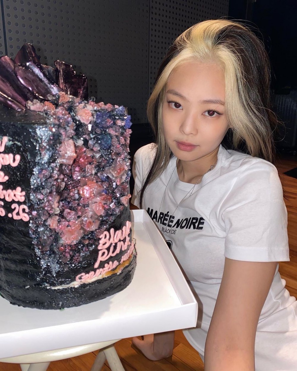 「人間香奈兒」Jennie的日常造型!輕鬆入手五款萬年不敗的經典T-Shirt!