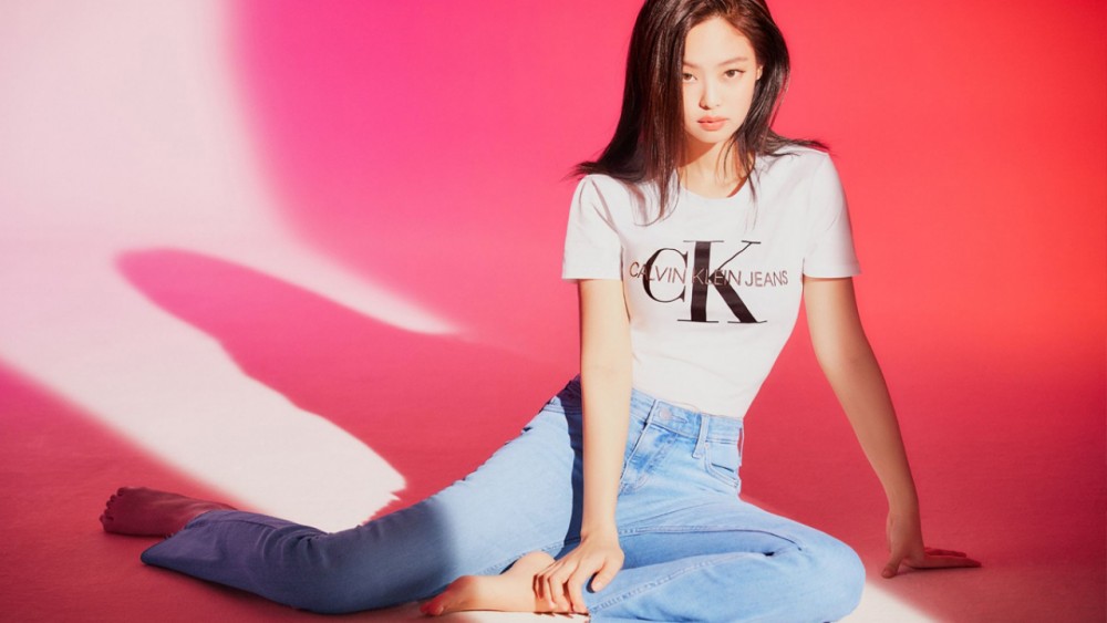 「人間香奈兒」Jennie的日常造型!輕鬆入手五款萬年不敗的經典T-Shirt!