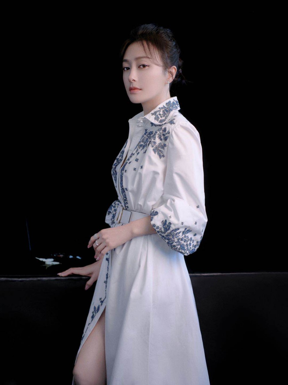 【40+1秦嵐】穿上Valentino藍白洋裝 到底仙氣是怎樣練成的?