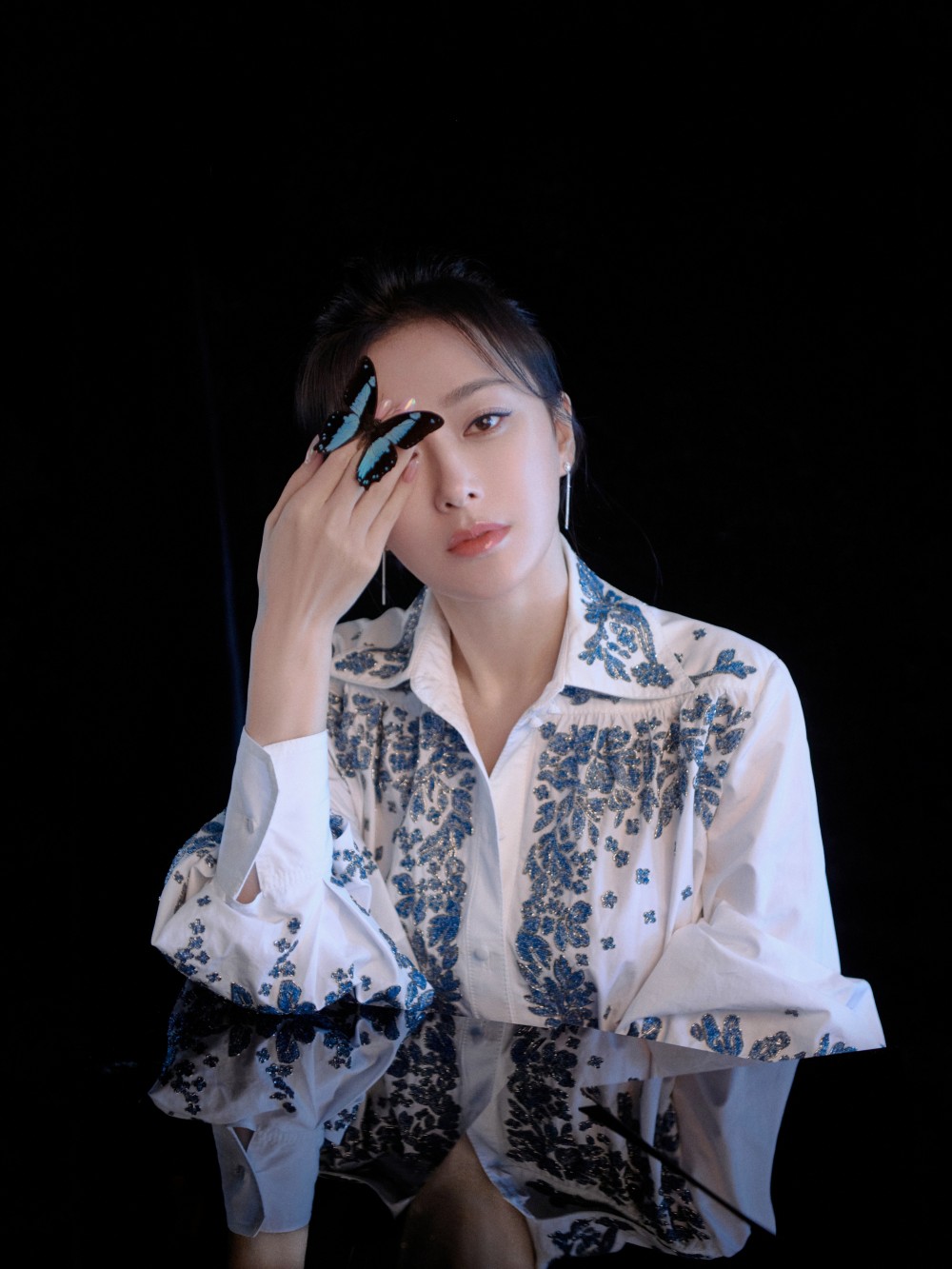 【40+1秦嵐】穿上Valentino藍白洋裝 到底仙氣是怎樣練成的?