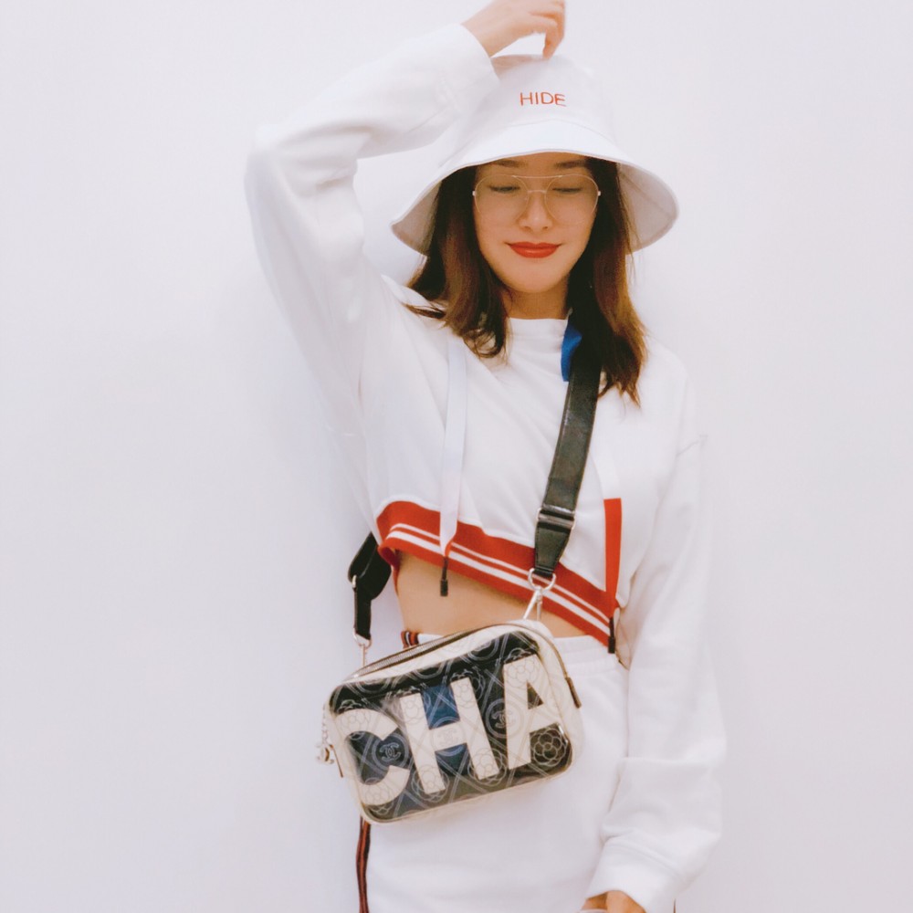 【40+1秦嵐】穿上Valentino藍白洋裝 到底仙氣是怎樣練成的?