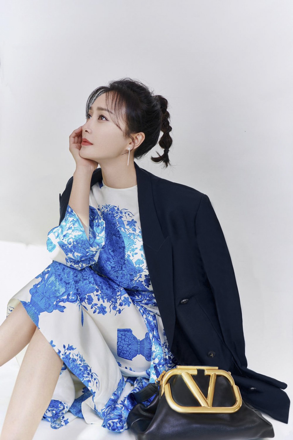 【40+1秦嵐】穿上Valentino藍白洋裝 到底仙氣是怎樣練成的?