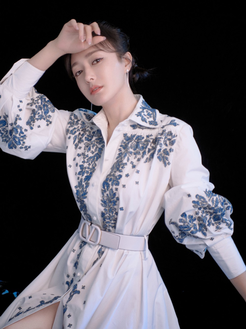 【40+1秦嵐】穿上Valentino藍白洋裝 到底仙氣是怎樣練成的?