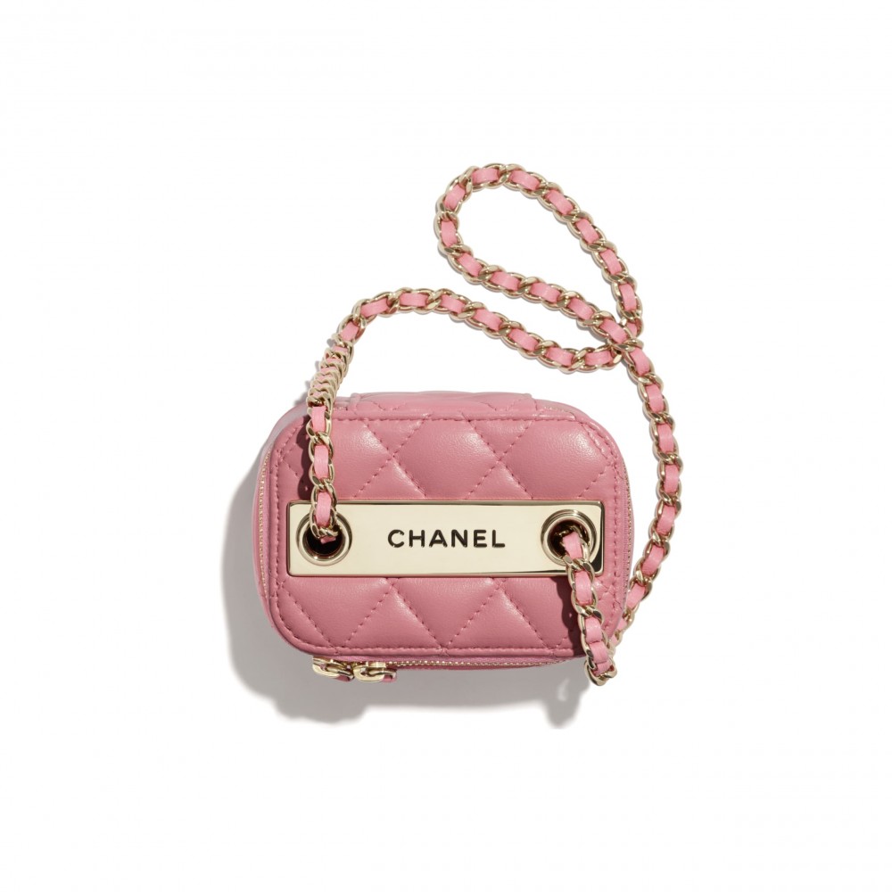新款袋頂加上了”CHANEL”金屬字樣。