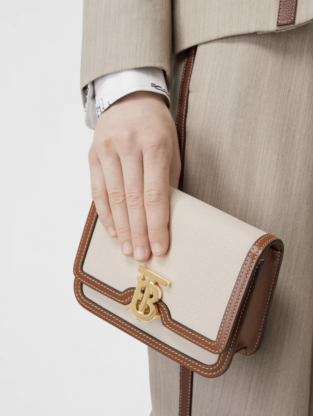 Prada、Saint Laurent秋季推這款 各大牌情迷奶茶色「輕復古帆布手袋