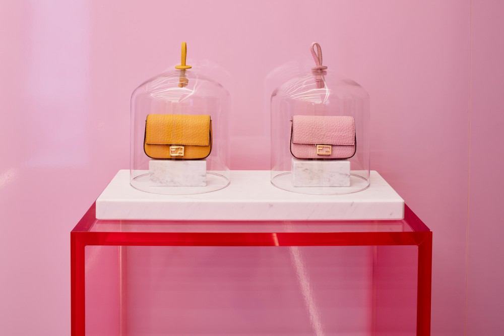 【Fendi粉紅控】Fendi與Maison Francis Kurkdjian再度聯手 粉紅版FENDIFRENESIA Nano Baguette香氛手袋登場