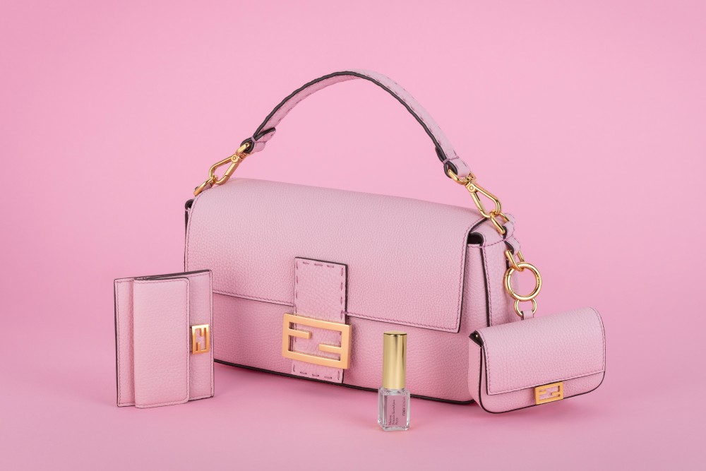 Fendi粉紅控】Fendi與Maison Francis Kurkdjian再度聯手 粉紅版FENDIFRENESIA Nano Baguette香氛手袋登場03