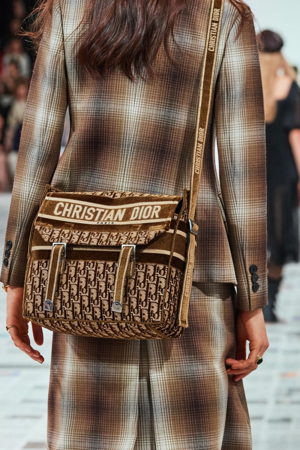 Louis Vuitton、CELINE、Dior、Gucci 4大名牌力推款 復古Monogram經典時尚翻紅