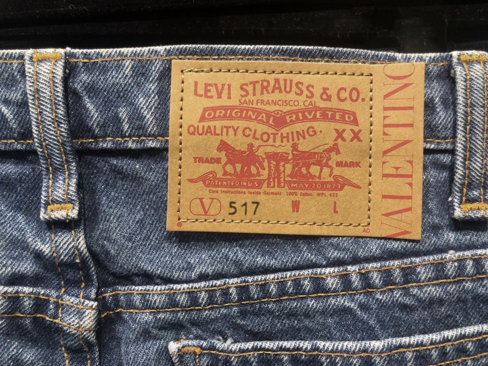 Valentino浪漫純美主義 變大版Rockstuds、聯乘Levi’s 517經典小喇叭