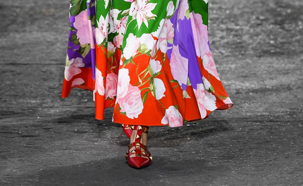 Valentino浪漫純美主義 變大版Rockstuds、聯乘Levi’s 517經典小喇叭004