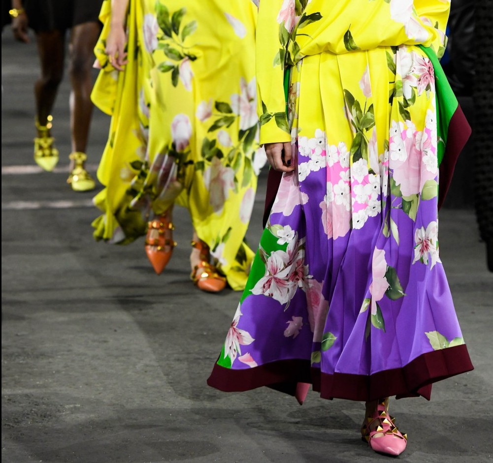 Valentino浪漫純美主義 變大版Rockstuds、聯乘Levi’s 517經典小喇叭