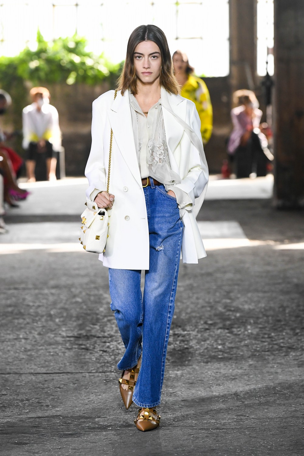 Valentino浪漫純美主義 變大版Rockstuds、聯乘Levi’s 517經典小喇叭