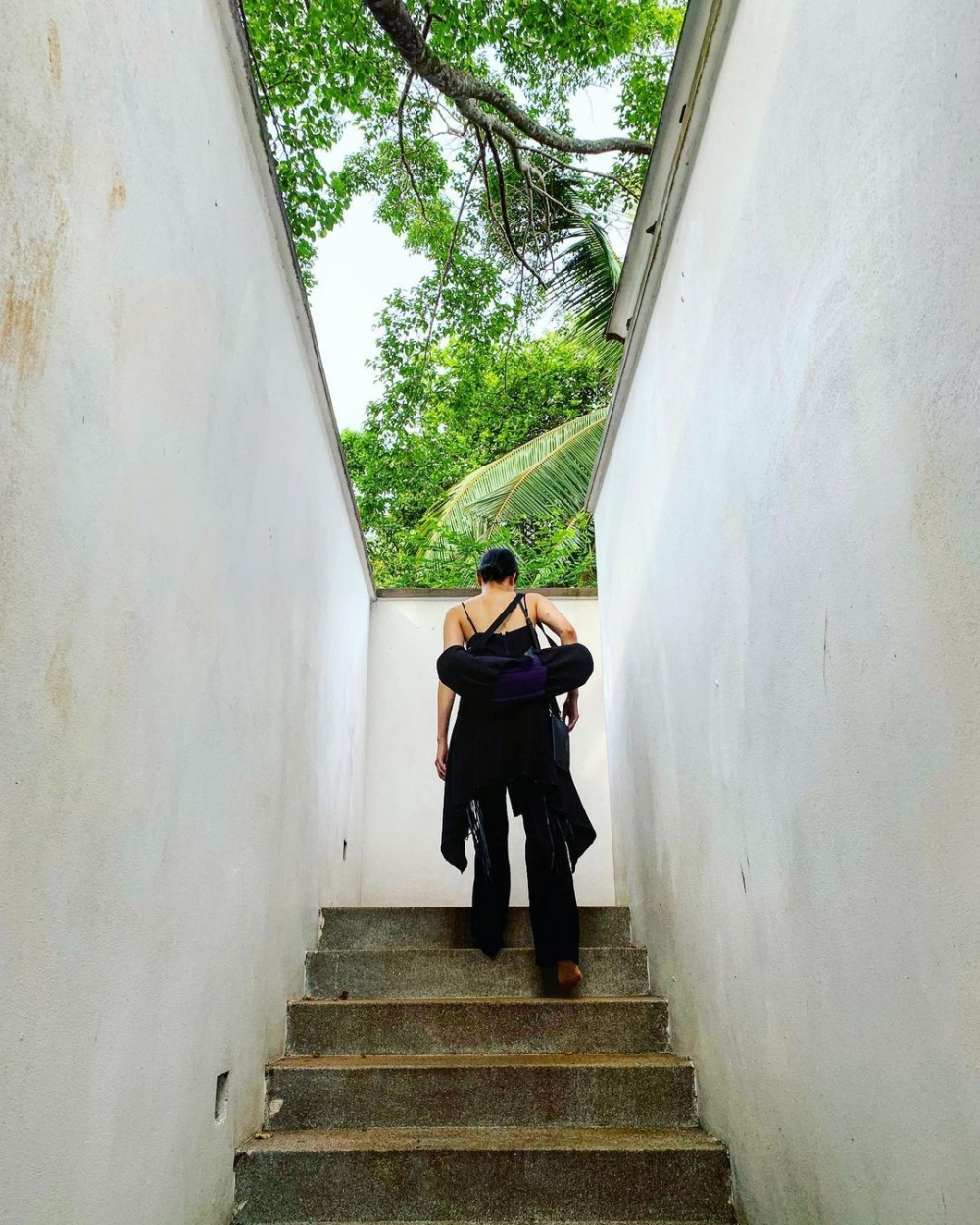 偷師《oh!My boss 戀愛放別冊》菜菜緒私下「全黑」造型,穿出一派罕見日系氣勢風格!4