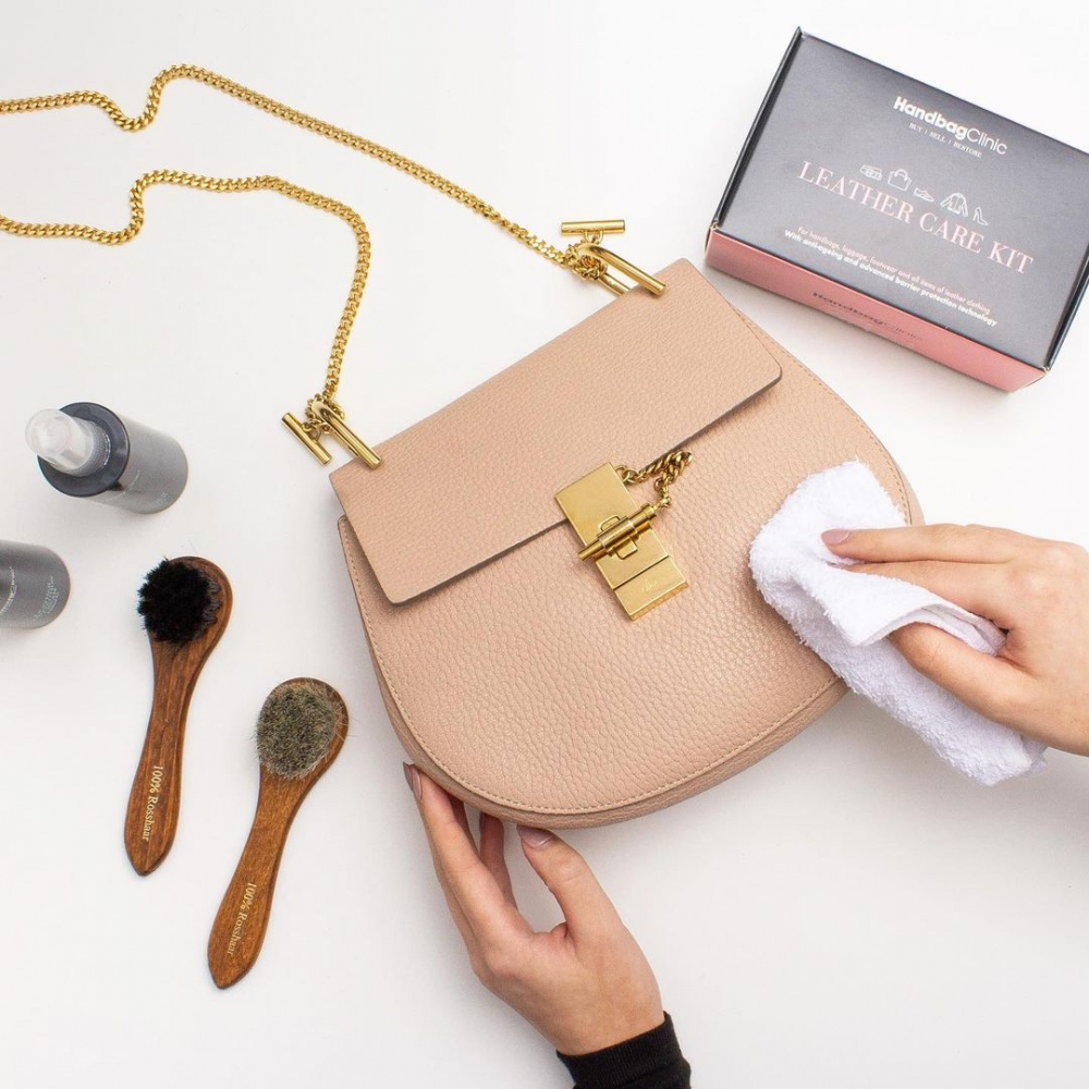 CHANEL手袋保養】 手袋保養也是一種學問：荔枝皮、小羊皮等各有技巧，學會從日常清潔到皮革護理