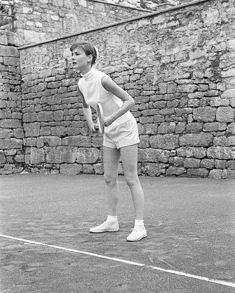 停止對鏡子裡的自已嘆氣,優雅典範的 Audrey Hepburn 柯德莉夏萍 也都曾有這些煩惱!