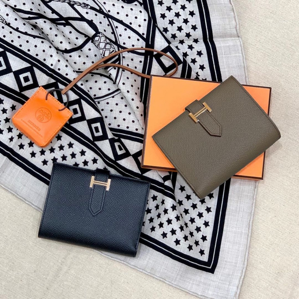 致敬法國最美平原的Hermès Bearn系列簡約典雅的設計,將會是你的短夾首選!