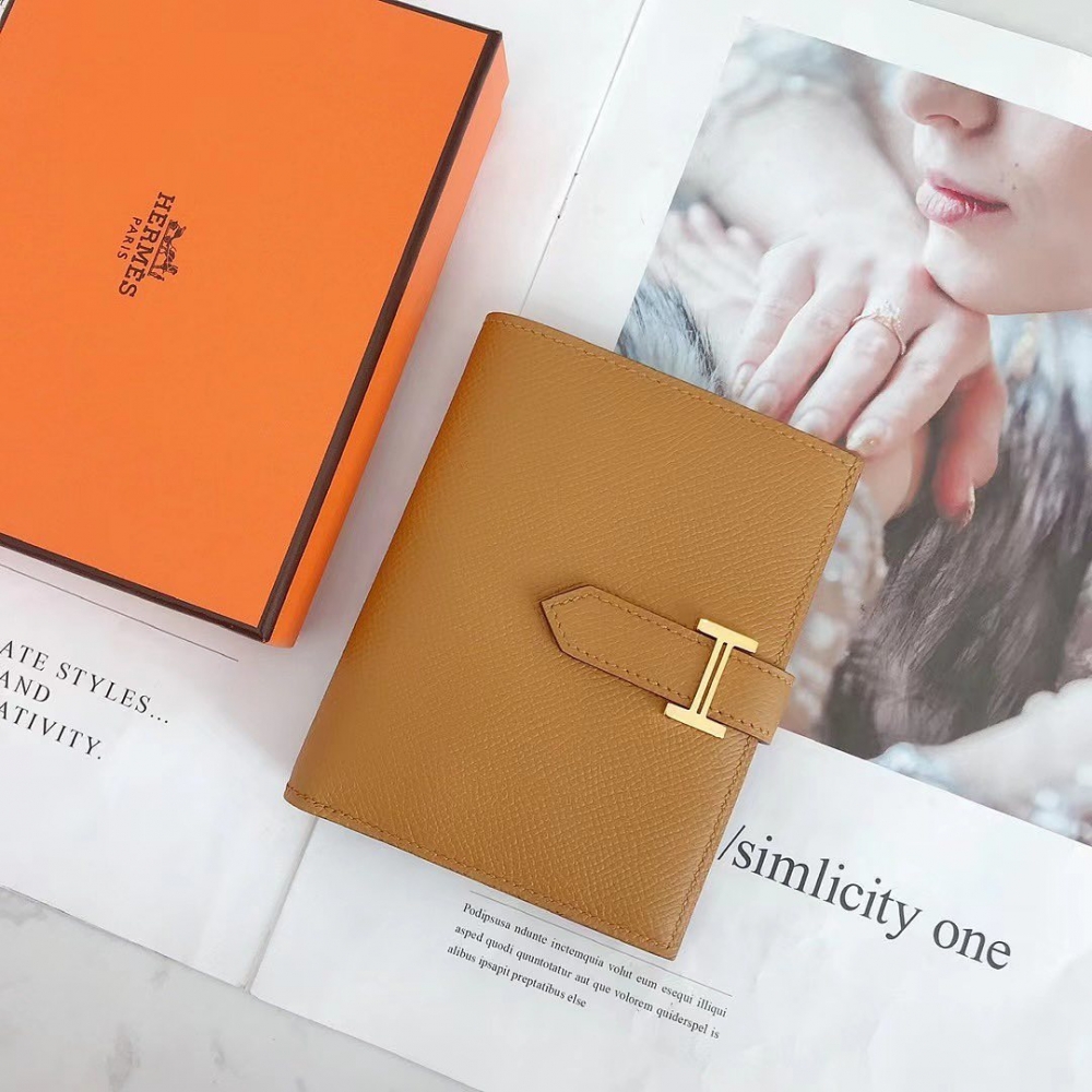 致敬法國最美平原的Hermès Bearn系列簡約典雅的設計,將會是你的短夾首選!