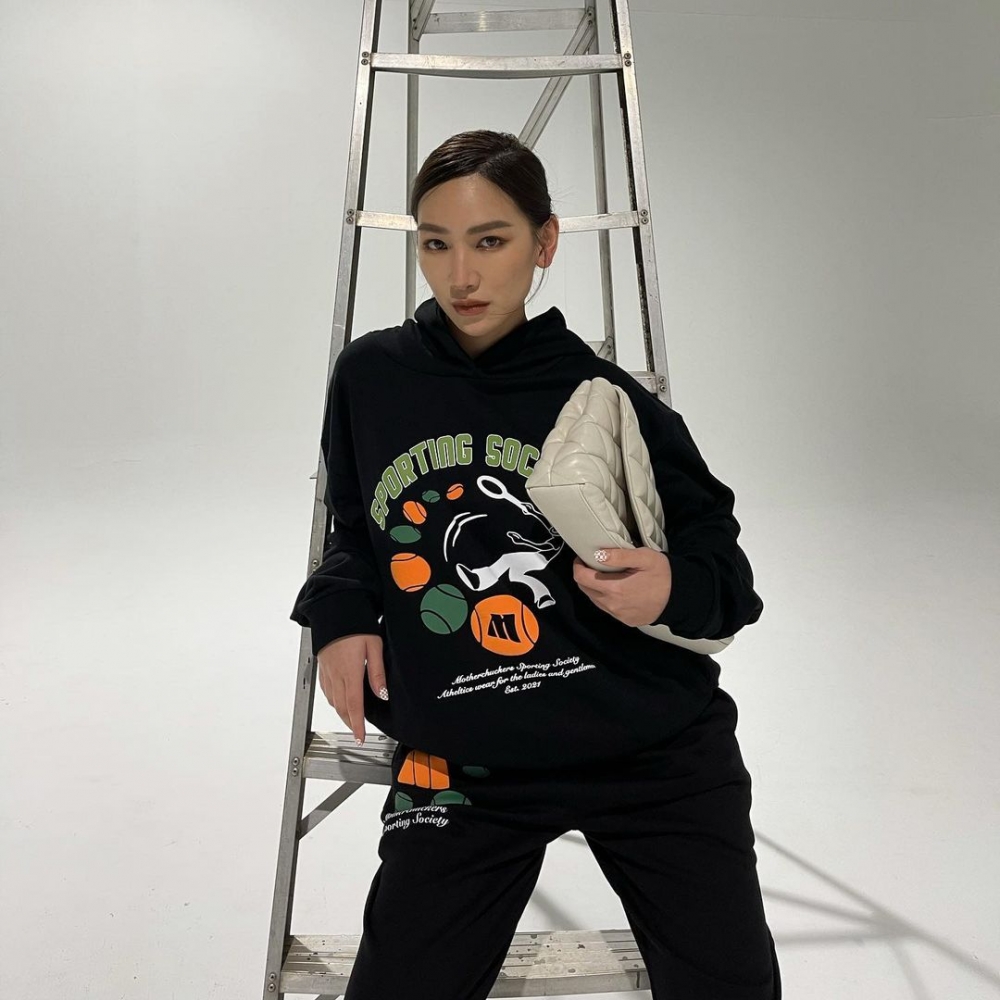 讓厭倦迷你手袋只能裝可愛的新選擇！名人最愛Saint Laurent帥氣的大尺寸Sade Puffer枕頭手拿包