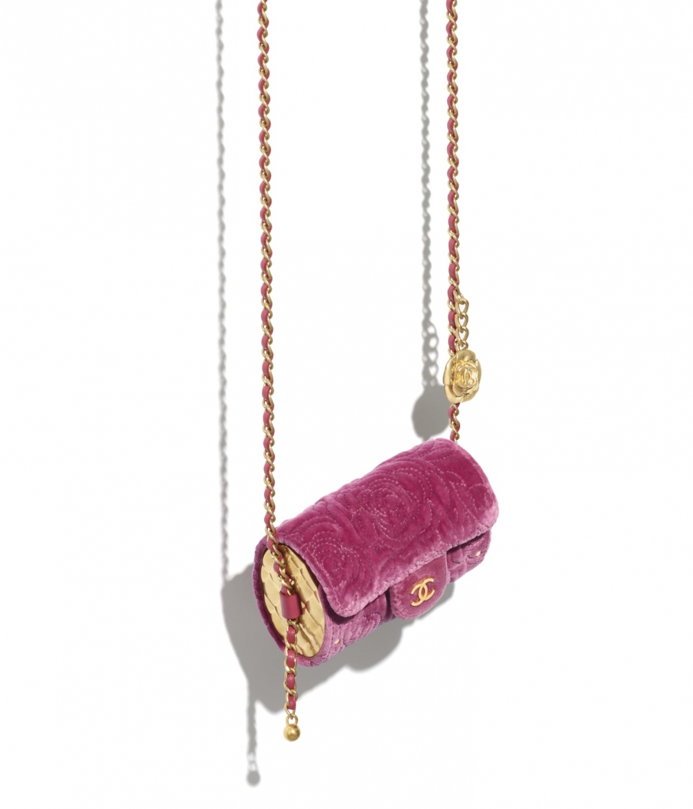讓人毫無抵抗力的時髦，CHANEL、Louis Vuitton、Prada相繼推出造型優雅的圓筒型迷你袋