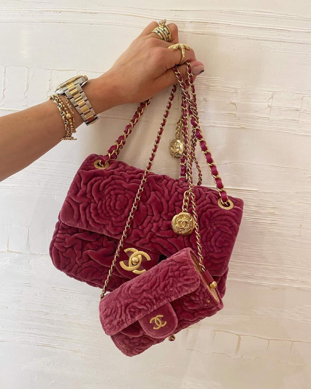 讓人毫無抵抗力的時髦，CHANEL、Louis Vuitton、Prada相繼推出造型優雅的圓筒型迷你袋