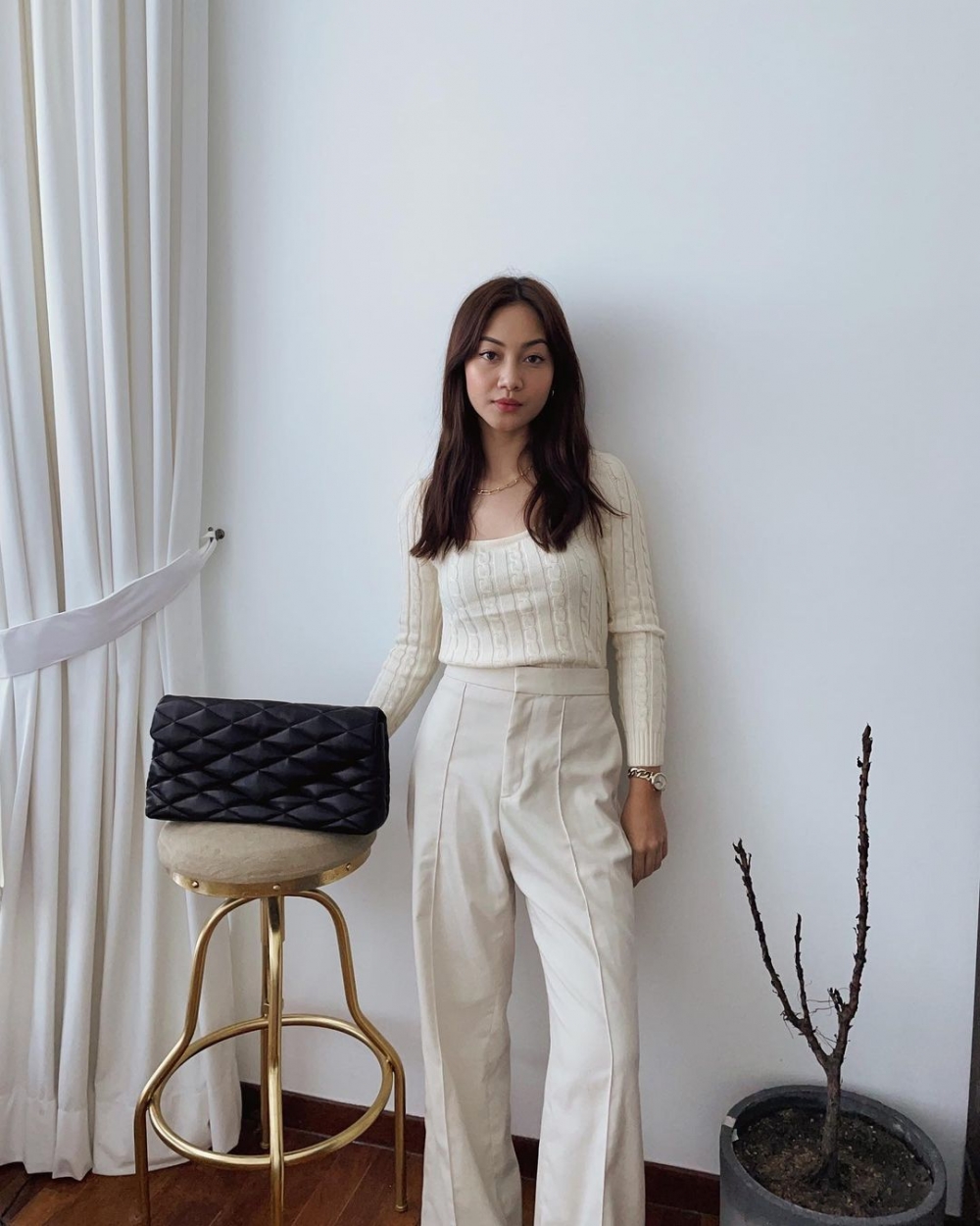 讓厭倦迷你手袋只能裝可愛的新選擇！名人最愛Saint Laurent帥氣的大尺寸Sade Puffer枕頭手拿包