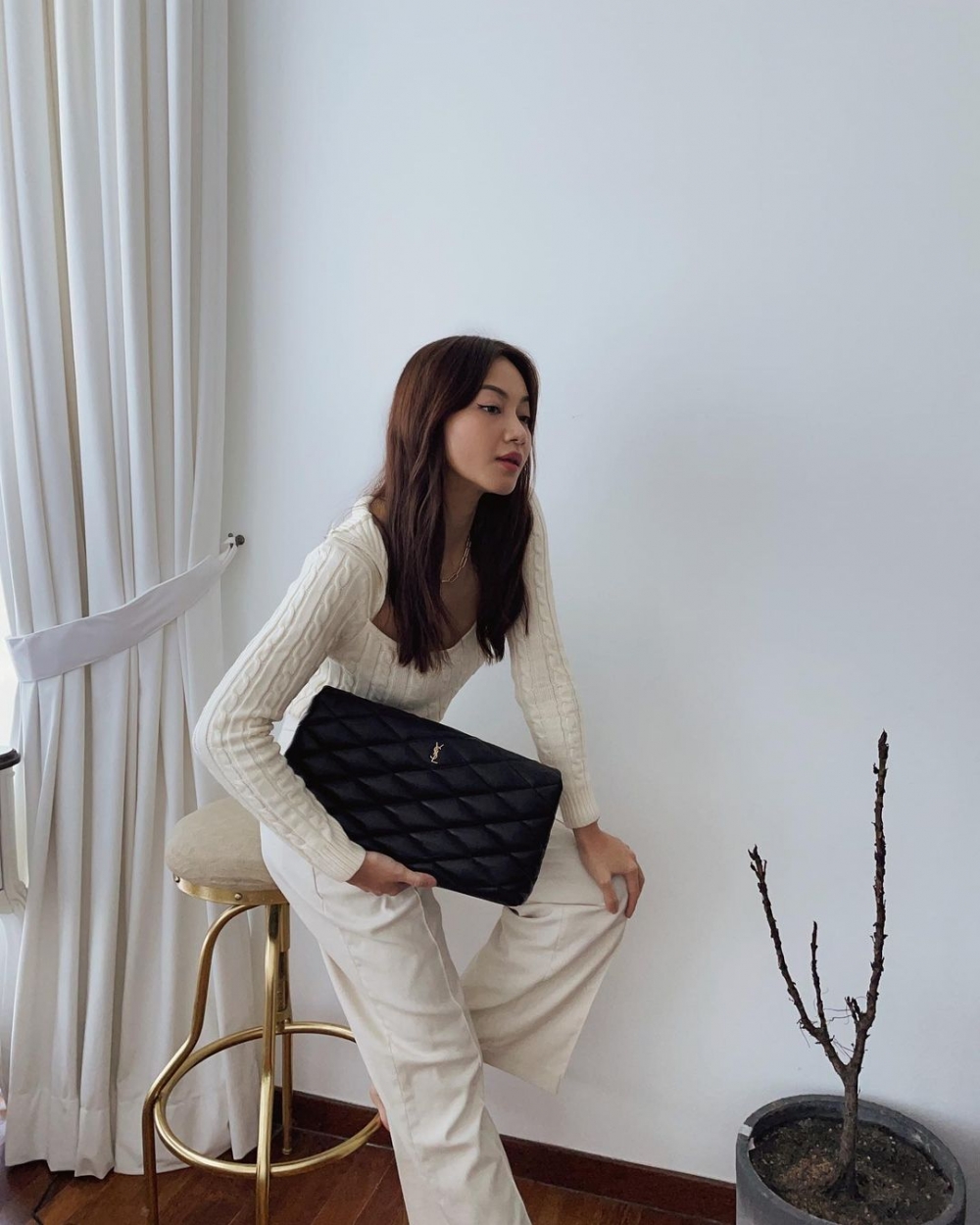 讓厭倦迷你手袋只能裝可愛的新選擇！名人最愛Saint Laurent帥氣的大尺寸Sade Puffer枕頭手拿包-