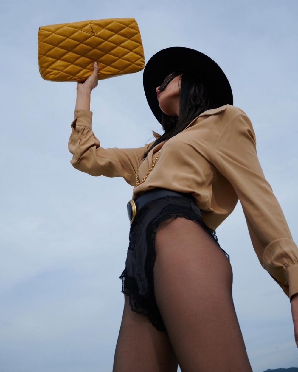 讓厭倦迷你手袋只能裝可愛的新選擇！名人最愛Saint Laurent帥氣的大尺寸Sade Puffer枕頭手拿包