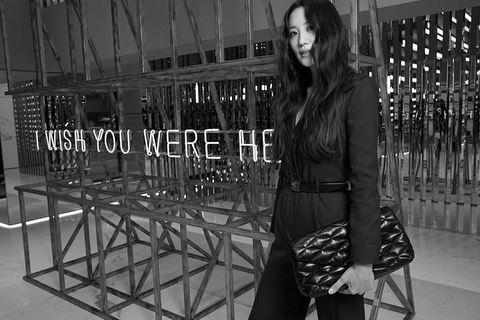 讓厭倦迷你手袋只能裝可愛的新選擇！名人最愛Saint Laurent帥氣的大尺寸Sade Puffer枕頭手拿包