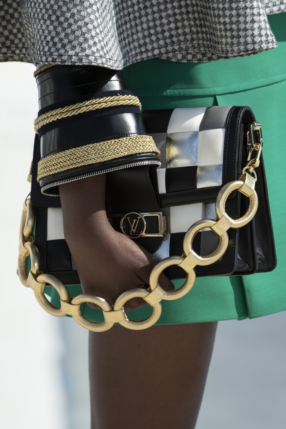 Louis Vuitton 10款全新手袋:翻玩趣味設計、囊括三大時髦元素,療癒又舒壓的枕頭造型持續發燒