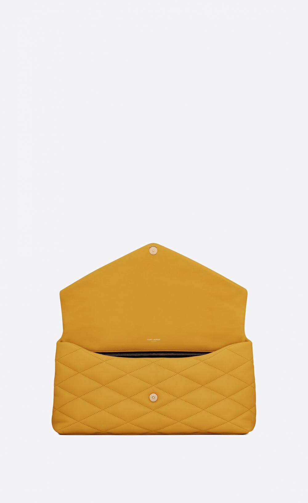 讓厭倦迷你手袋只能裝可愛的新選擇！名人最愛Saint Laurent帥氣的大尺寸Sade Puffer枕頭手拿包 讓厭倦迷你手袋只能裝可愛的新選擇！名人最愛Saint Laurent帥氣的大尺寸Sade Puffer枕頭手拿包