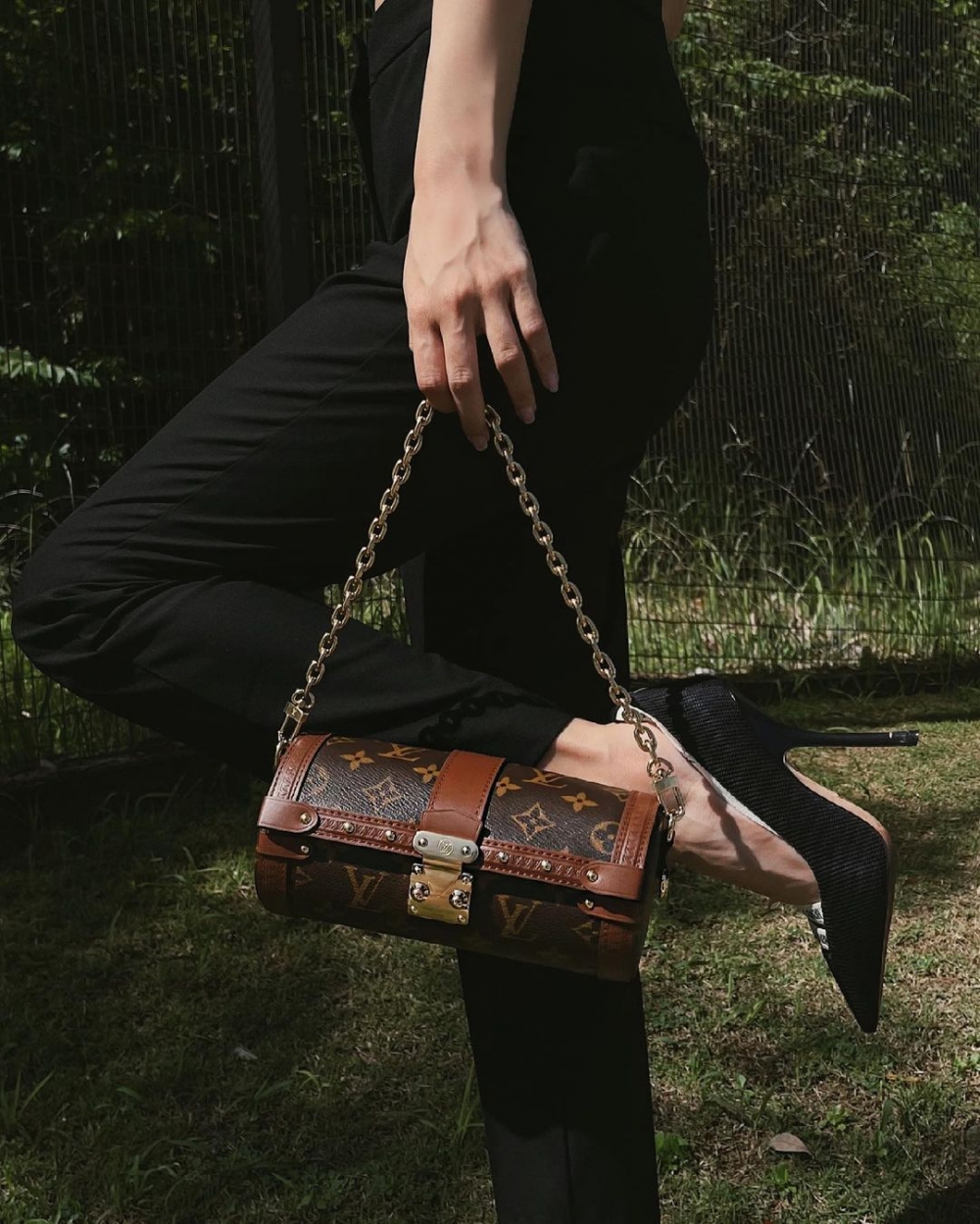 讓人毫無抵抗力的時髦，CHANEL、Louis Vuitton、Prada相繼推出造型優雅的圓筒型迷你袋