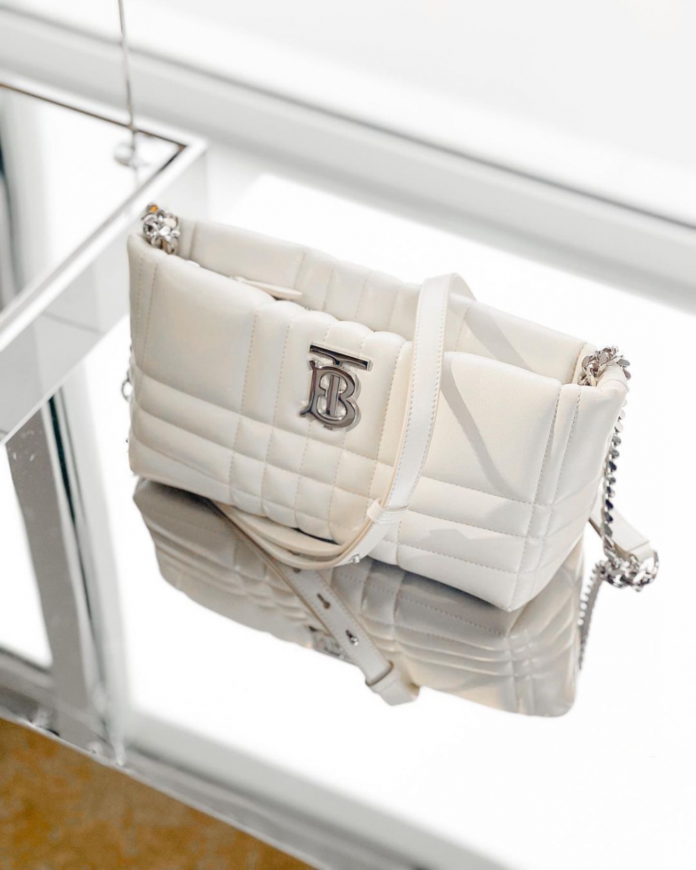是Burberry Lola Bag上的Thomas Burberry Monogram