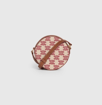 標誌性的CELINE Logo配上精緻的刺繡工藝