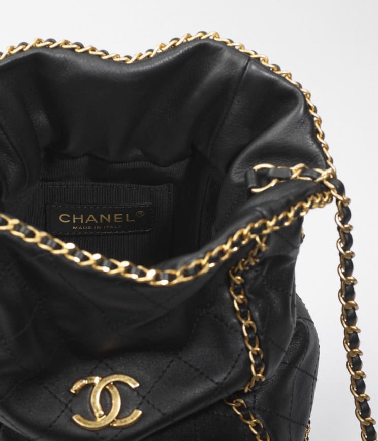 CHANEL 為水桶包加入更精緻的帥氣感覺