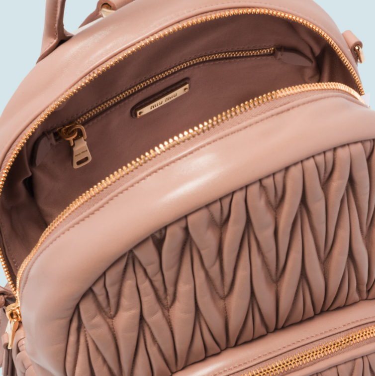 Miu Miu這款Nappa皮革背包採用唯美粉色系打造