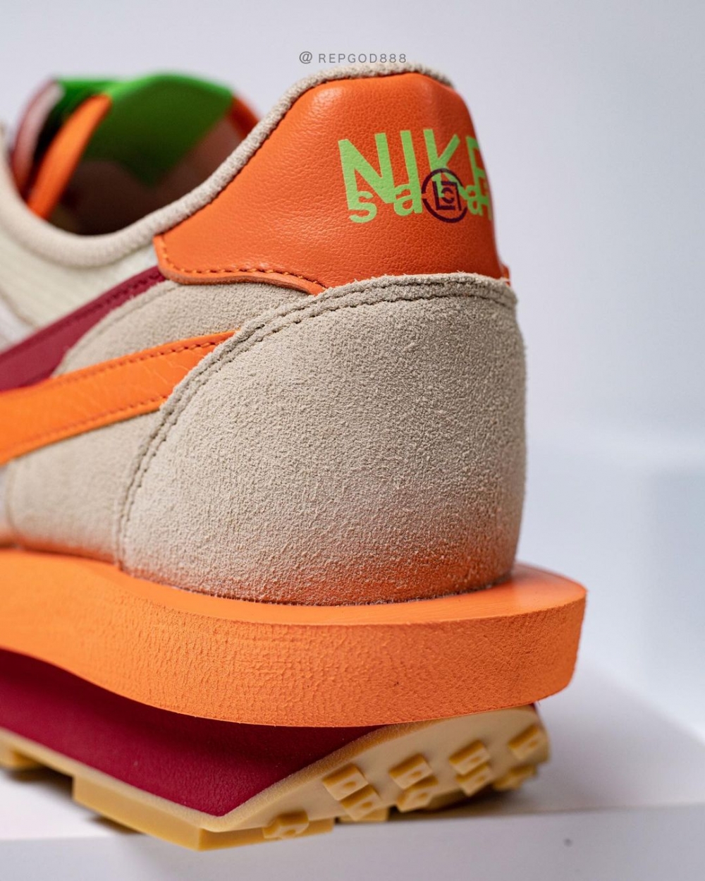 在底部舌頭上的NIKE × sacai標誌加入簡約的CLOT Logo