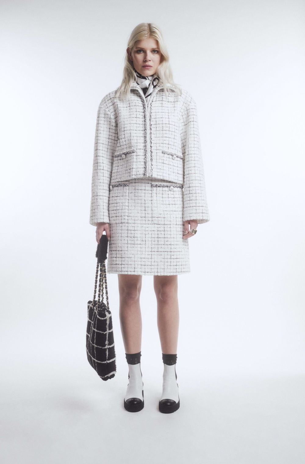 讓你想擁入懷抱的8款夢幻感「毛毛系」手袋:CHANEL、Prada、Balenciaga、CELINE激出超萌少女心,專屬於你的It Bag!