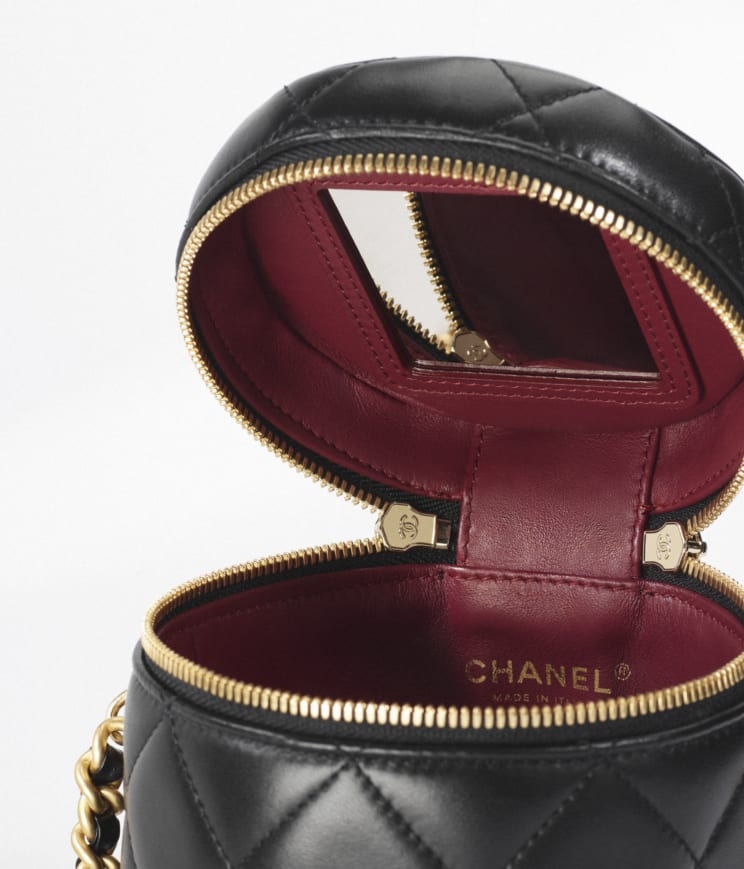 菱格紋袋身和「CHANEL」金屬字飾點綴