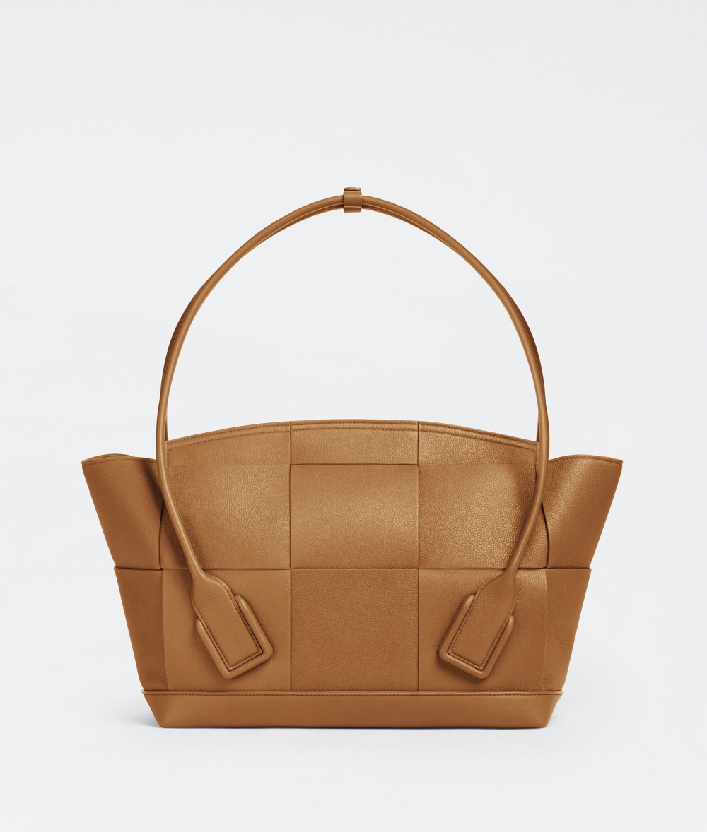 Bottega Veneta標誌性的intreccio編織是他們曆久不衰的元素