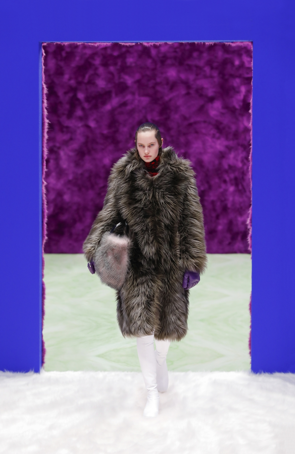 讓你想擁入懷抱的8款夢幻感「毛毛系」手袋:CHANEL、Prada、Balenciaga、CELINE激出超萌少女心,專屬於你的It Bag!