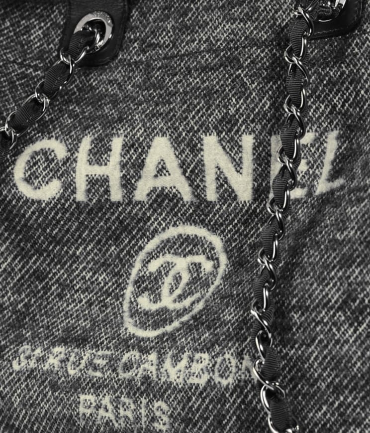 黑白麻布配上CHANEL Logo刺繡和黑色皮穿鏈子