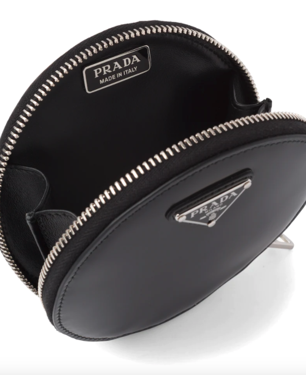 Prada這款迷你圓包採用Prada自90年代以來最經典的拉絨皮革製成